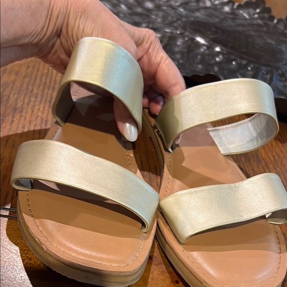 Universal Thread Gold  Sandals Minimalist Slip-On 8 1/2 great condition. SH127 - Picture 1 of 6
